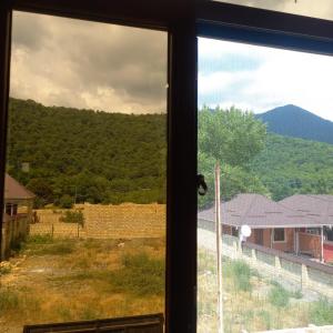 ventana con vistas a la montaña en Villa Gabala, en Gabala