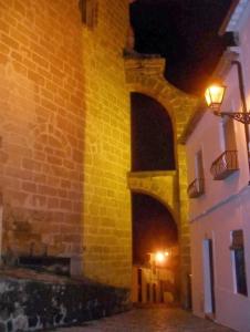 um edifício de tijolos com uma luz na lateral em La Villa, Alojamiento Rural em Iznájar