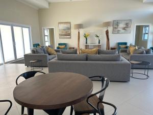 Χώρος καθιστικού στο Seamist villa @Oceanpointe Lucea comfy 2BR w/pool gym & parking