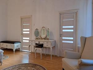 a living room with a dressing table and a mirror at Vila Micul Castel in Sinaia