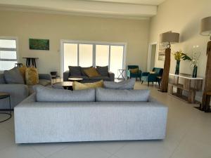 Χώρος καθιστικού στο Seamist villa @Oceanpointe Lucea comfy 2BR w/pool gym & parking