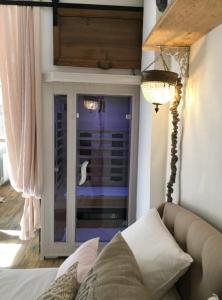- un salon avec un canapé et une fenêtre dans l'établissement Appart Aix sauna jacuzzi balneo spa privatifs hyper centre historique cour intérieur, à Aix-en-Provence