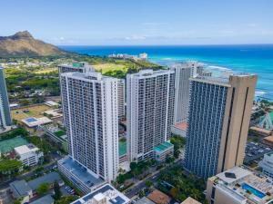 Waikiki Upscale 1 BR - Ocean Views - Parking في هونولولو: إطلالة جوية على مدينة ذات مباني طويلة وعلى المحيط