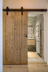 una porta scorrevole in un fienile in una camera con bagno di Gîtes in Huy - Appartements chaleureux dans le centre de Huy a Huy
