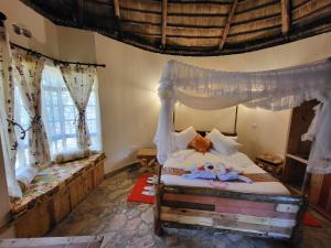 ナイロビにあるEdaala Comfort - Cottage Roomsのベッドルーム1室(ベッド2台、テディベア付)