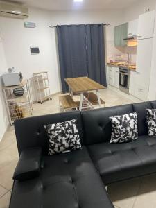 - un salon avec un canapé noir et une table dans l'établissement Murdeira Village V155A, à Beirona