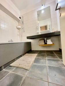 a bathroom with a sink and a mirror at Down-Town 1 Bedroom Flat in Brussels