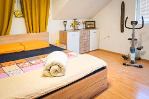 um quarto com uma cama grande e uma almofada branca em Apartment Stephanie Orange em Ohrid