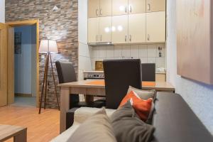 uma cozinha e sala de jantar com um sofá e uma mesa em Apartment Stephanie Orange em Ohrid mais 21 fotografias