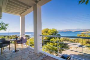 balcone con vista sull'acqua di Villa Avras sea view feel like home properties a Saronida