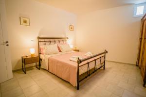 una camera da letto con un letto in una stanza di Villa Avras sea view feel like home properties a Saronida