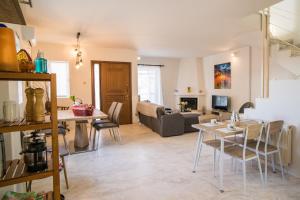 un soggiorno con un divano e un tavolo di Villa Avras sea view feel like home properties a Saronida