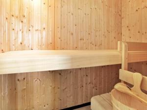 グローセンブローデにあるOne-Bedroom Holiday home in Großenbrode 2の木製の壁と木製の棚があるサウナ