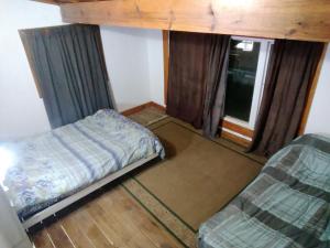 Cette petite chambre comprend un lit et une fenêtre. dans l'établissement Complejo Cabaña casas paraíso familiar, à Mar del Plata