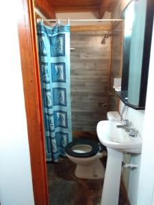 y baño con aseo y lavamanos. en Complejo Cabaña casas paraíso familiar en Mar del Plata