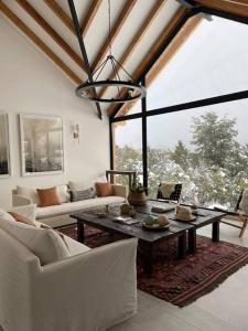 a living room with a couch and a table at Imponente casa en Arelauquen Golf & Country Club in San Carlos de Bariloche
