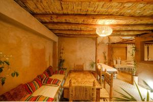 ein Wohnzimmer mit einem Sofa und einem Tisch in der Unterkunft Riad Minami in Marrakesch
