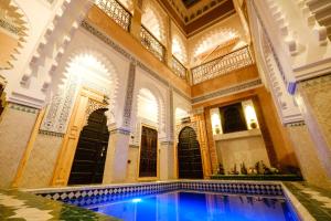 einen Innenpool in einem Gebäude mit einem Pool in der Unterkunft Riad Minami in Marrakesch