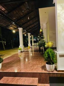 un vestíbulo con un árbol de Navidad en el medio en SALT LIFE MARARI BEACH VILLA, en Mararikulam