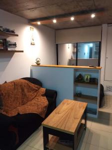 sala de estar con sofá y mesa de centro en # Crespo Suites # en Rosario