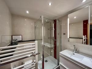 La salle de bains est pourvue d'une douche et d'un lavabo. dans l'établissement Landhaus-Chalet-Keilberger Blick, à Kurort Oberwiesenthal