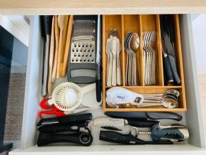 un cajón lleno de muchos utensilios de cocina en Love Spot Appartement, en Baie Nettle