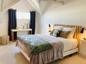 - une chambre avec un grand lit et une fenêtre dans l'établissement Love Spot Appartement, à Baie Nettlé