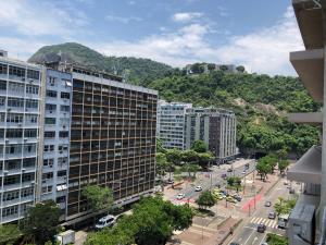 una vista aérea de una ciudad con edificios y una calle en Apartamento Perto Da Praia 1, en Río de Janeiro