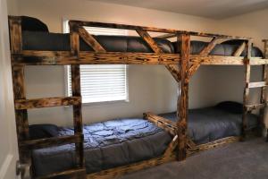 Tempat tidur susun dalam kamar di 3 Bedroom Vacation Home next to Silver Dollar City