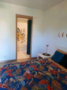 ein Schlafzimmer mit einem Bett mit einer bunten Decke darauf in der Unterkunft vila verde twonhouse T54 in Santa Maria