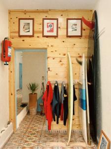 una habitación con tablas de surf colgadas en una pared en El MOJA SURFHOUSE, en Sidi Ifni