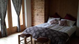 um quarto com uma cama grande e 2 cadeiras em Chalet Teo e Marianna em Bormio