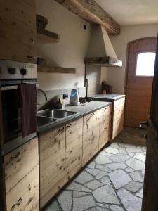 A kitchen or kitchenette at Chalet Teo e Marianna