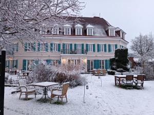 een groot gebouw met tafels en stoelen in de sneeuw bij Chateau De Montreuil in Montreuil-sur-Mer