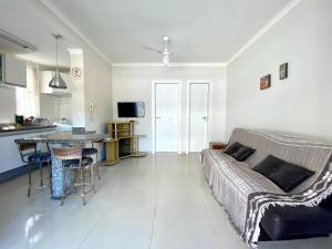 sala de estar con sofá y mesa en Loft em Bombas - Excelente Localização - 1 dorm 3 pessoas, en Bombinhas