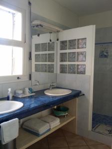 a bathroom with two sinks and a shower at Le coteau del aime in Toulon