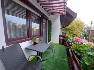 d'une petite terrasse avec une table et des chaises sur un balcon. dans l'établissement Summer House emeleti szoba, à Debrecen
