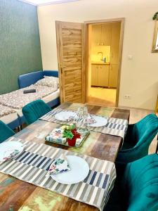 een tafel in een kamer met borden eten erop bij Brand New, Design Apartment JoJo, OldTown, Balcony in Bratislava