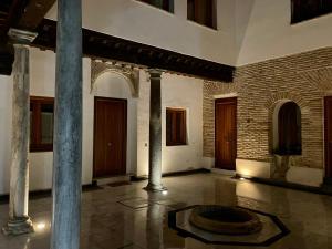 Una habitación con una fuente en el medio de un edificio. en Duplex Toledo Catedral con parking gratis, en Toledo