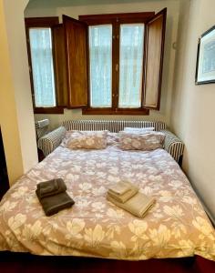 um quarto com uma cama com duas toalhas em Duplex Toledo Catedral con parking gratis em Toledo