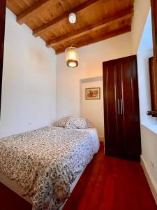- une chambre avec un lit et un plafond en bois dans l'établissement Duplex Toledo Catedral con parking gratis, à Tolède