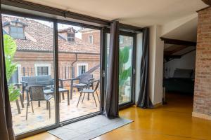 Balkón alebo terasa v ubytovaní Piazza San Secondo-Dimora con terrazza- Wi-Fi e Ac