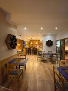 a restaurant with tables and chairs and a dining room at Hotel Amoretes in La Molina