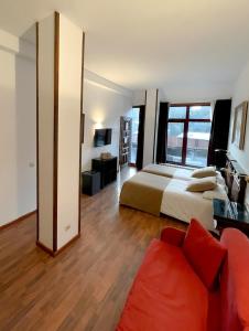 - une grande chambre avec un lit et un canapé dans l'établissement Hotel Amoretes, à La Molina