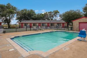 Bazén v ubytování Americas Best Value Inn Lockhart TX nebo v jeho okolí