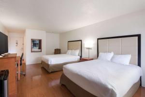 Postel nebo postele na pokoji v ubytování Americas Best Value Inn Lockhart TX + 37 fotografií