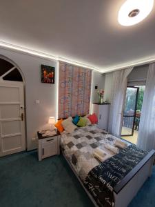 a bedroom with a bed and a table and a window at Summer House emeleti szoba in Debrecen