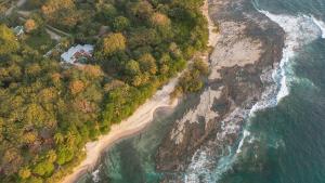 una vista aérea de una playa junto al océano en Oceana - Beachfront Villa, en Mal País