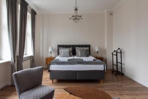 グダニスクにあるOlives Marina Apartment Gdańskのベッドルーム1室(ベッド1台、椅子付)