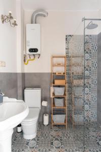 グダニスクにあるOlives Marina Apartment Gdańskのバスルーム(トイレ、シャワー付)